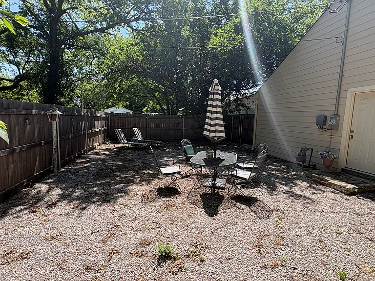 105 E Johnson St — Photo 30
