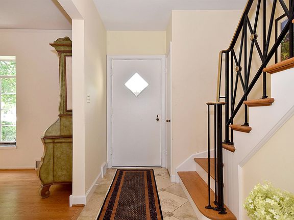 3rd image of 251 W Winthrop Ave