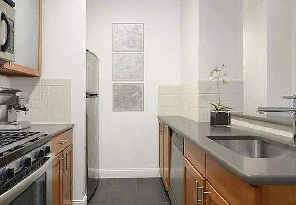 4th image of 323 E 101st St #7D