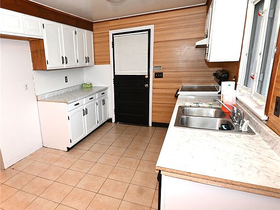 3rd image of 36 Jeanmoor Rd