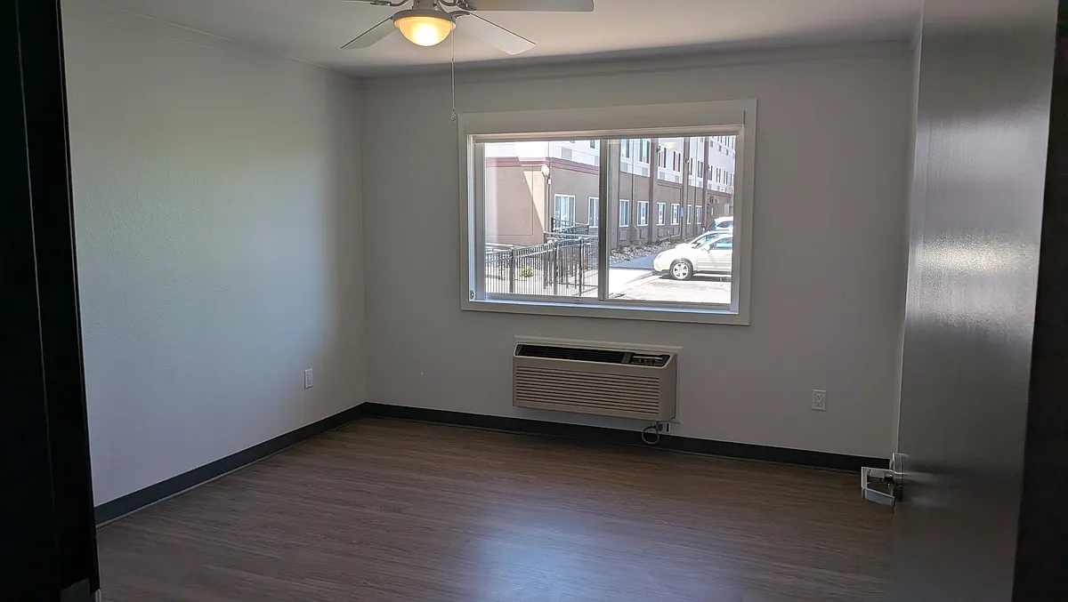 Building Photo - 200 E Wolfensberger Rd #203