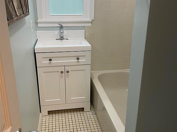 4th image of 206 Dickinson Ave