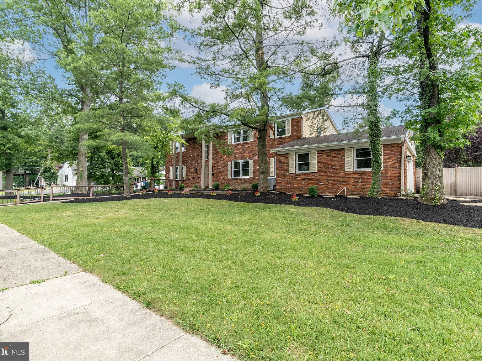 5 bed, 3.5 bath, 3208 sqft, $4,200 — Photo 3