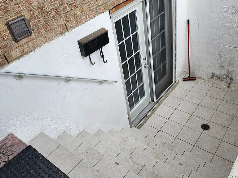 9 Scarlett Dr #LOWER — Photo 13