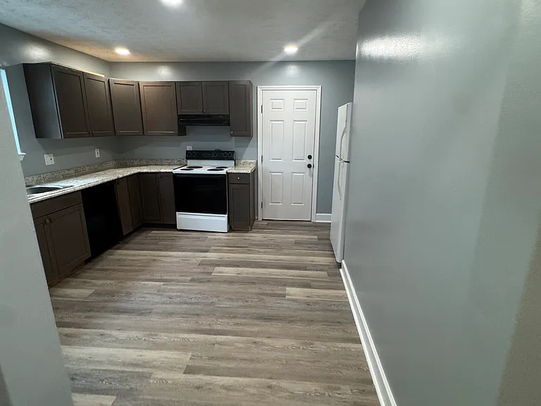 929 Saint Clair St — Photo 6