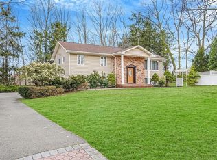 15 Cross Bow Ct, Commack, NY 11725