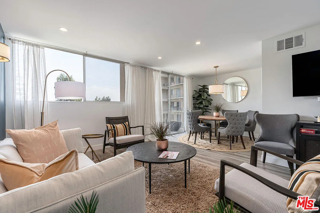 1 bed, 2.0 bath, 712 sqft, $3,600 — Photo 2