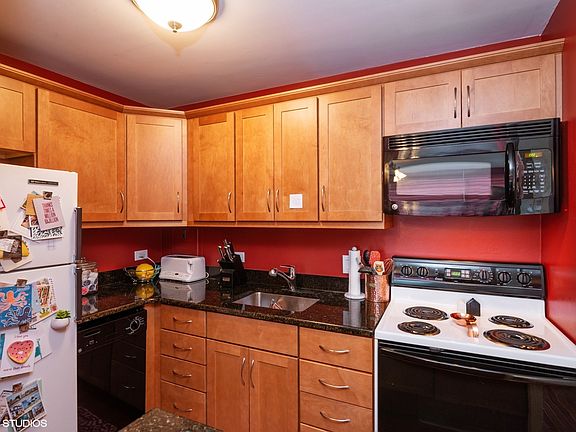 5th image of 555 W Cornelia Ave APT 1005