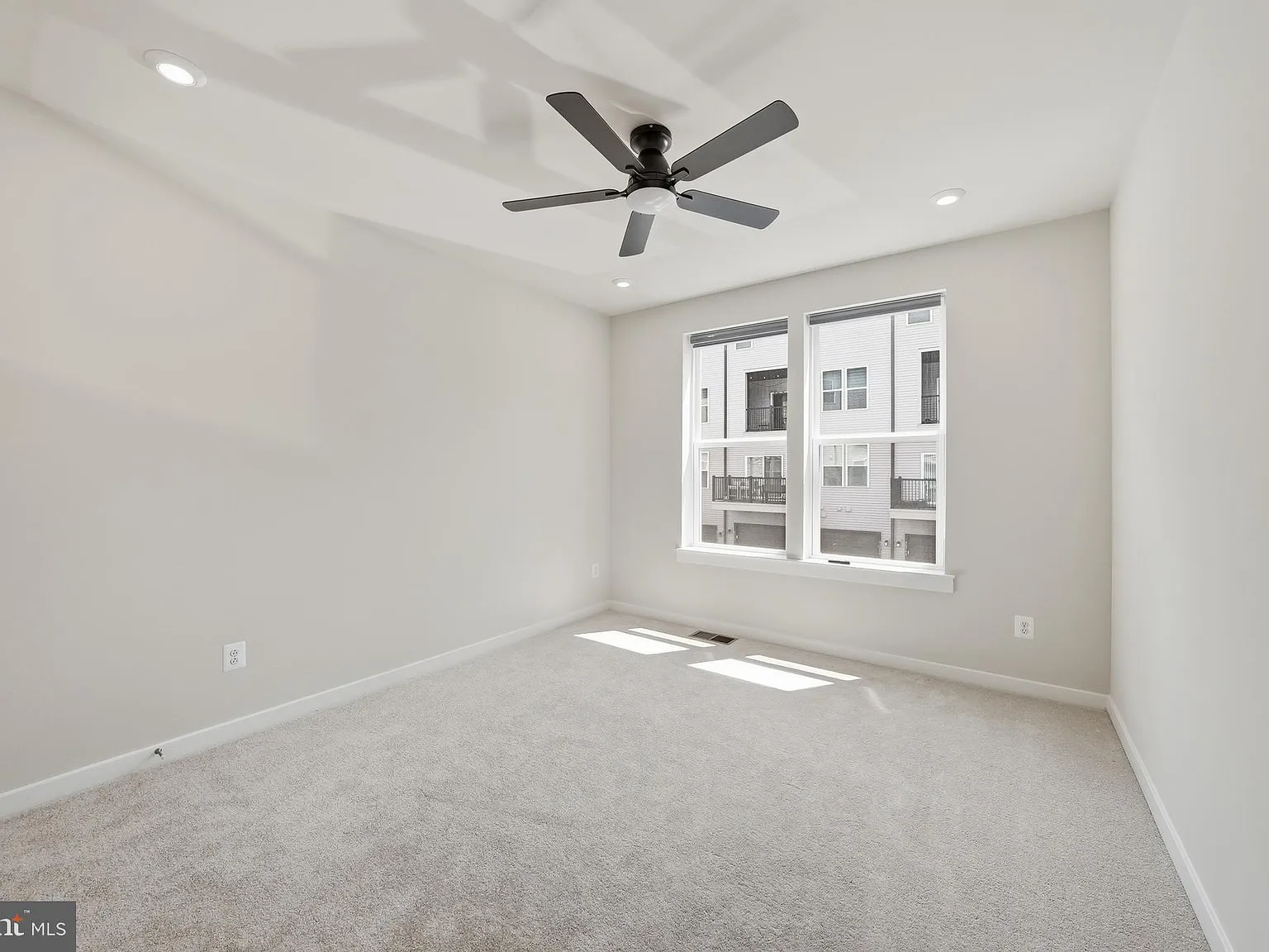 Sm Ashburn Station Condo — Photo 4