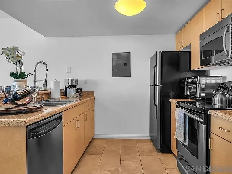 425 W Beech St #1556 — Photo 10
