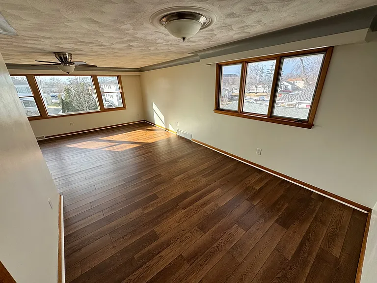 363 University Ave — Photo 5