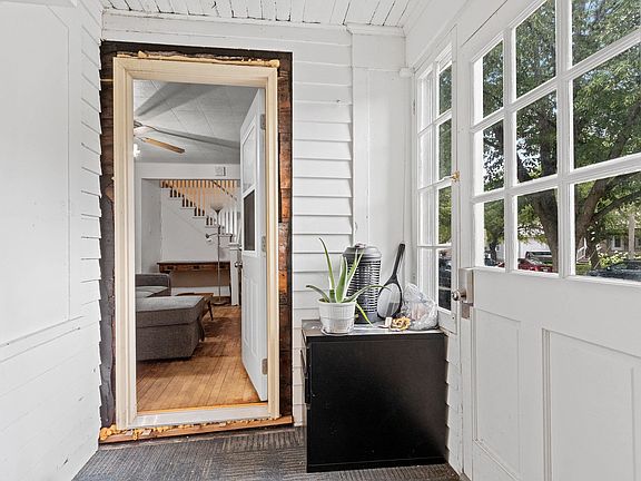 5th image of 1011 Stuart St