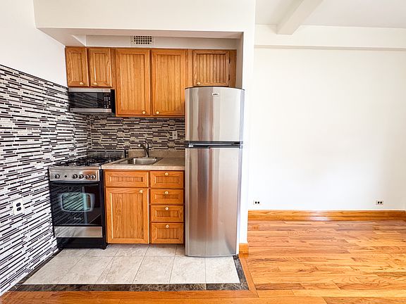 4th image of 250 W 100th St APT 704