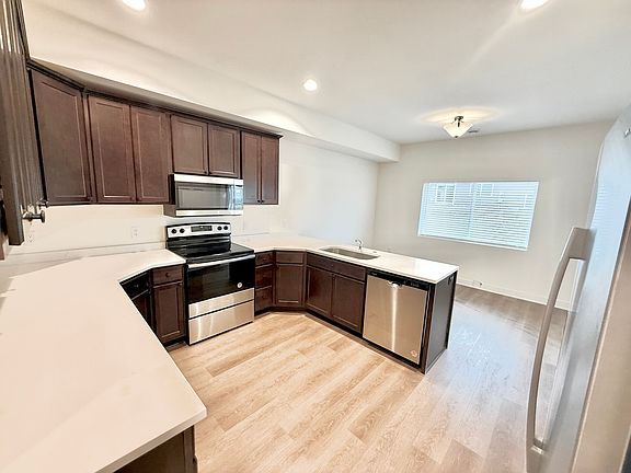 4th image of 224 N Bergamont Blvd