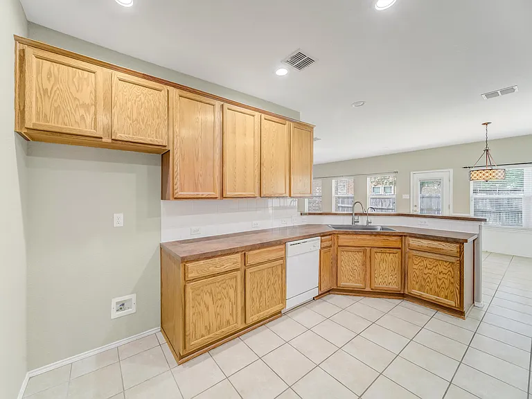 8162 Robertson Dr — Photo 10
