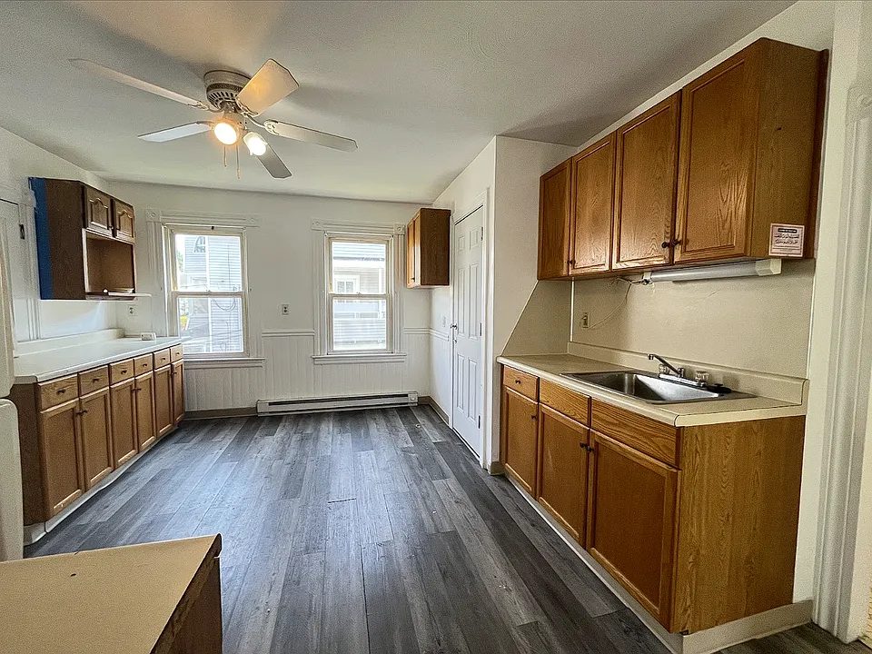 418 East St #2