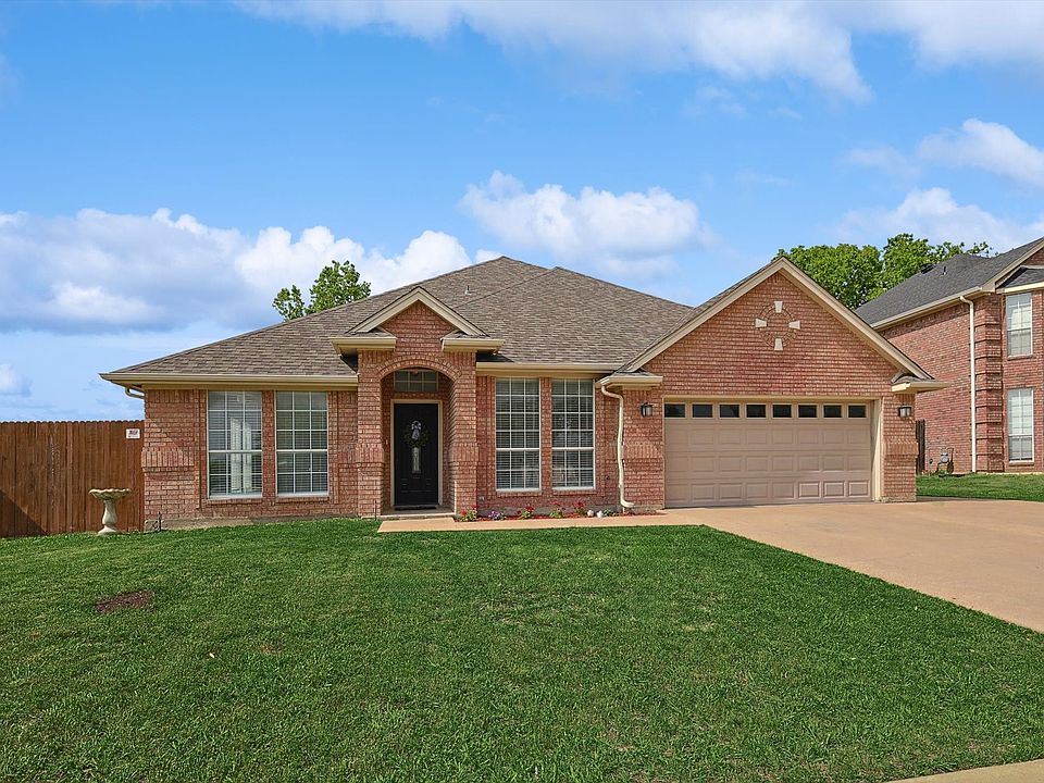 1st image of 824 Oak Ct