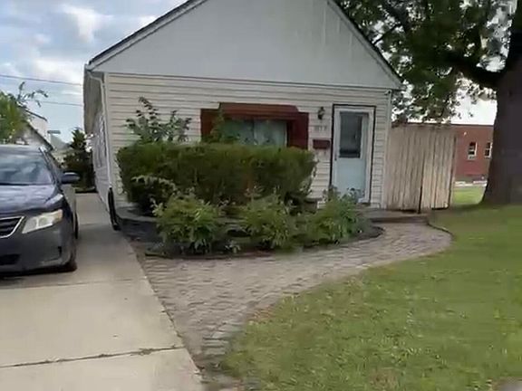 3rd image of 1819 Goddard Rd