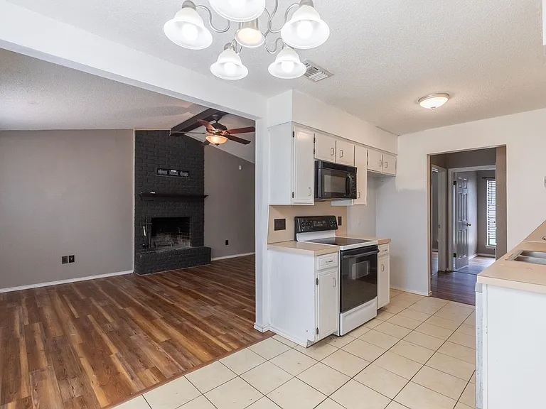 3902 Karen Dr — Photo 11