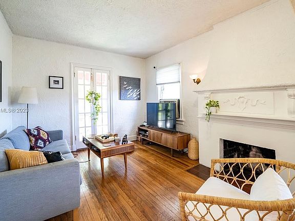 2nd image of 902 Salzedo St APT 3