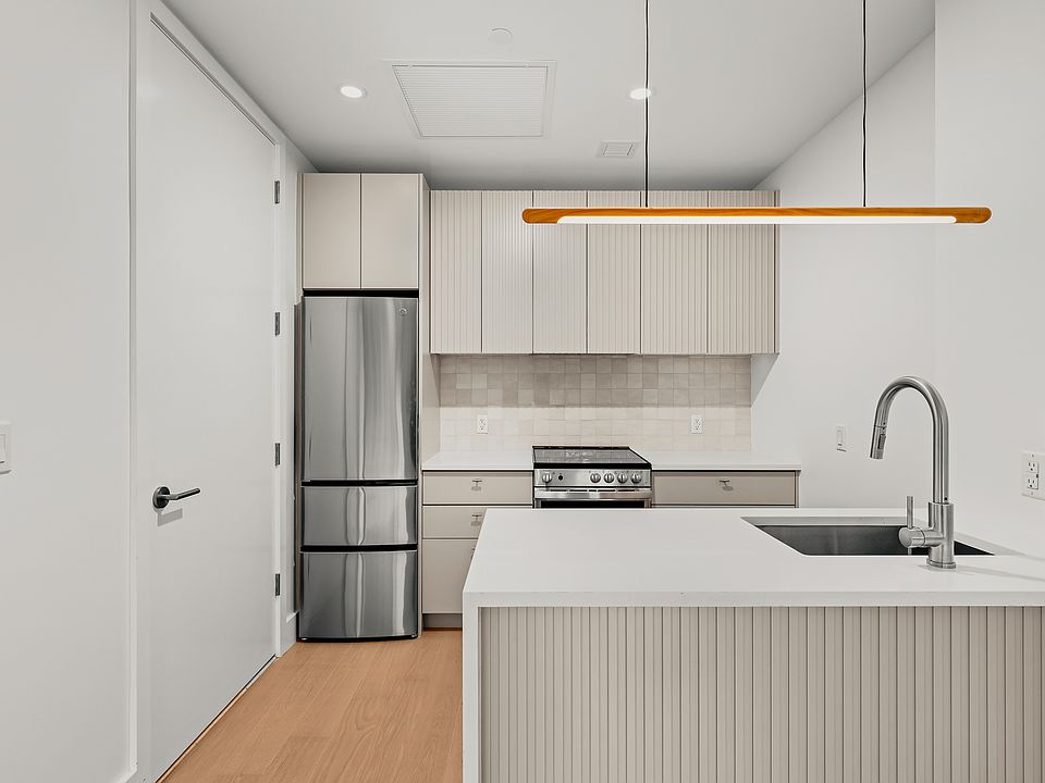 1st image of 250 W 49th St #31205