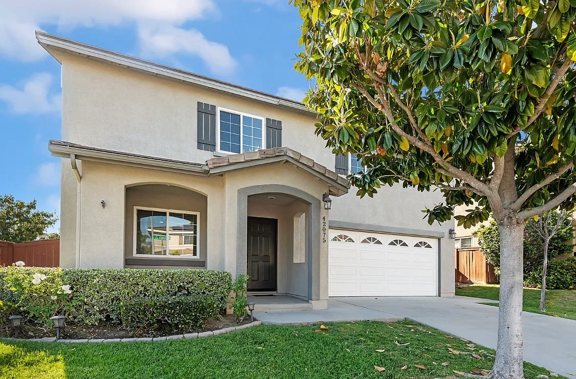 4 bed, 2.5 bath, 2526 sqft, $3,900 — Photo 1