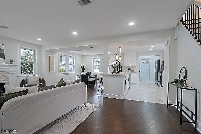 4 bed, 2.5 bath, $4,995 — Photo 3