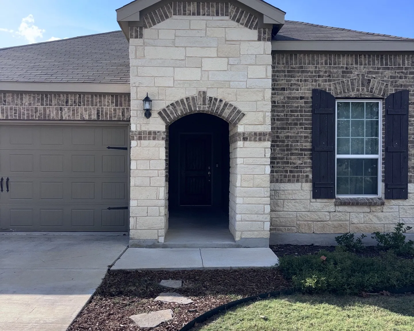 3 bed, 1600 sqft, $1,900 — Photo 1
