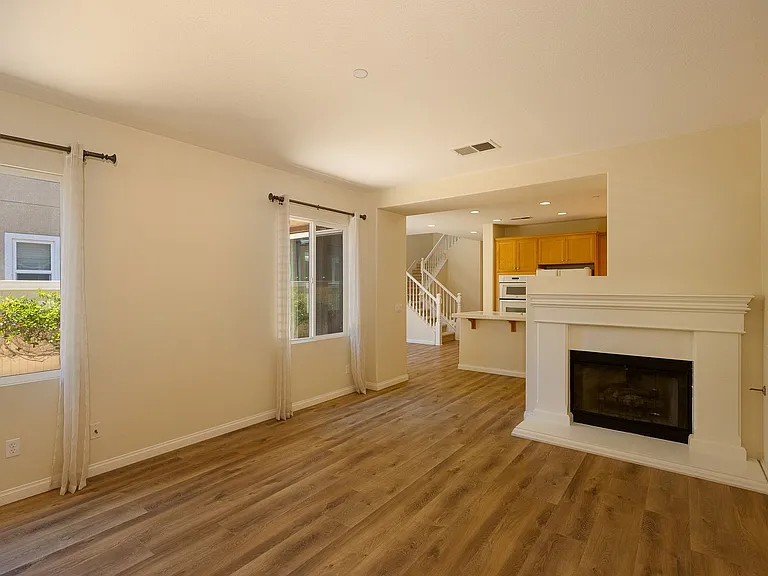326 Lakeview Ct — Photo 15