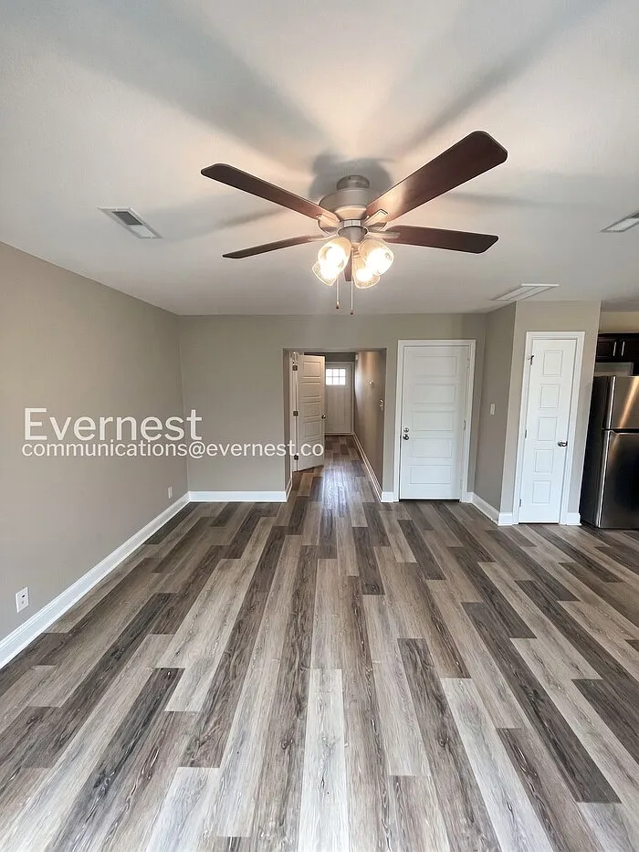3 bed, 2.5 bath, 1651 sqft, $1,645 — Photo 2