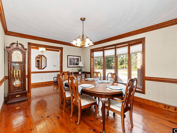 4th image of 100 Stratton Ln