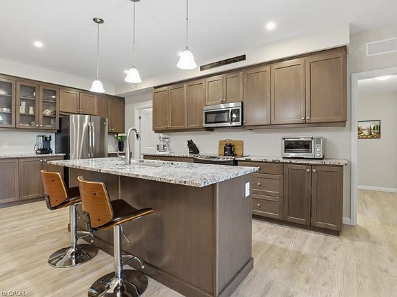 4th image of 206 Jessica Cres #A