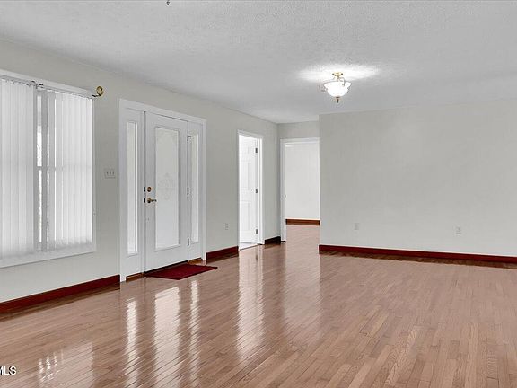 5th image of 1296 Mountain View Rd