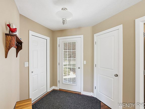 5th image of 245 Timberlake Dr E
