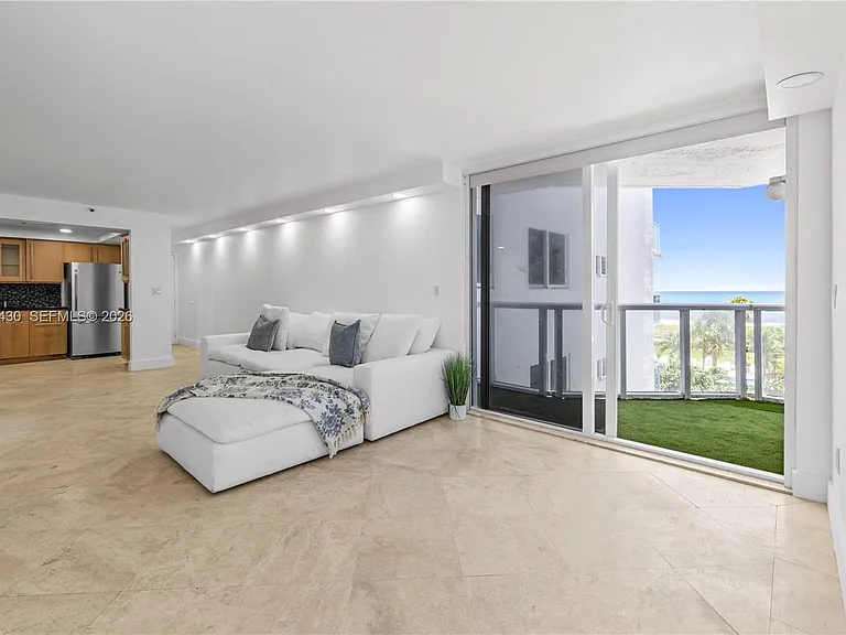 2457 Collins Ave #406 — Photo 4