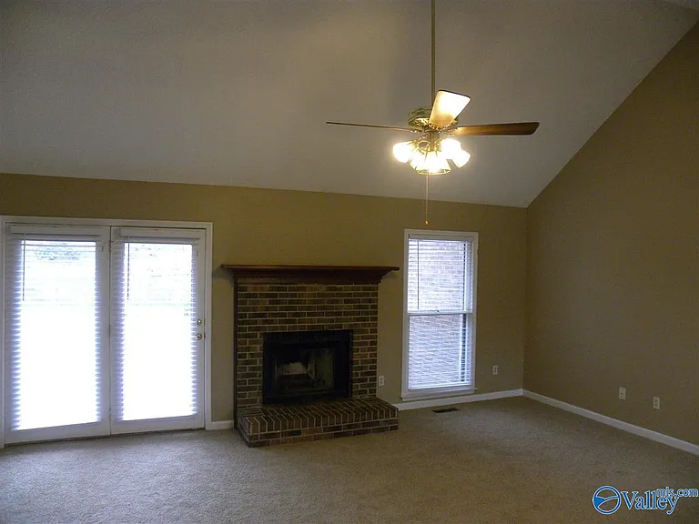 102 Pam Cir — Photo 4