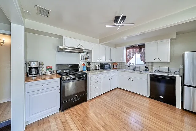 3 bed, 2397 sqft, $4,300 — Photo 3