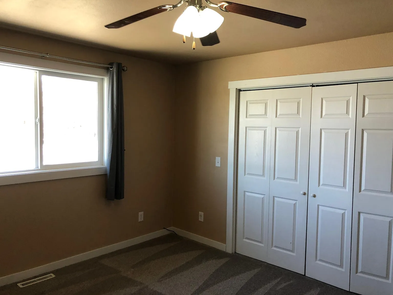 4 bed, 2300 sqft, $2,000 — Photo 4