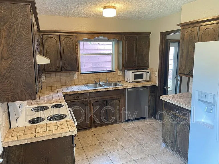 2325 N Redmond Ave — Photo 5