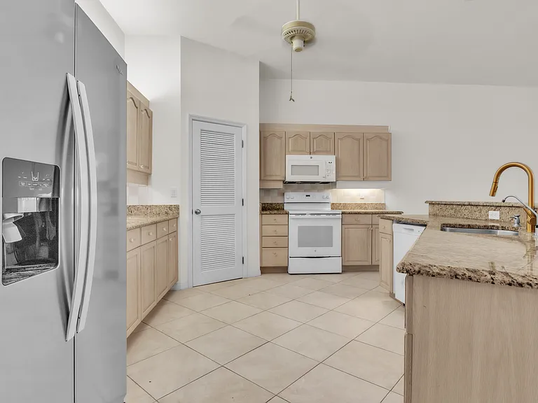 1580 Argyle Dr — Photo 6