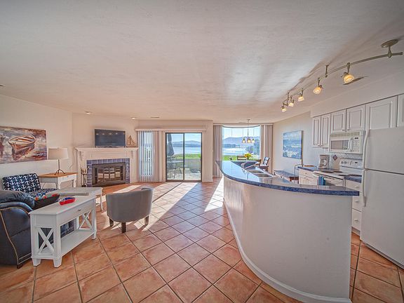 3rd image of 70 Clubhouse Tower Cir