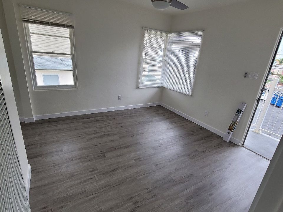 Living room
The apt is 400 sq ft in total.