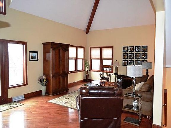 4th image of 8440 Canterbury Dr