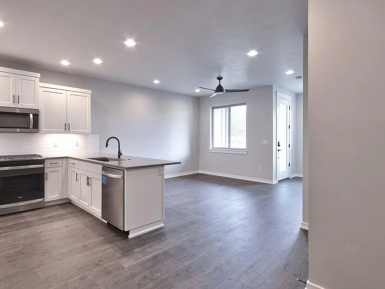 5443 SE Logan Ln — Photo 3