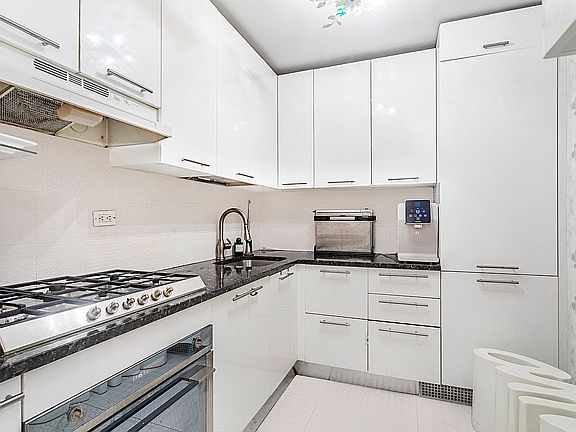 4th image of 10 W 15th St APT 303