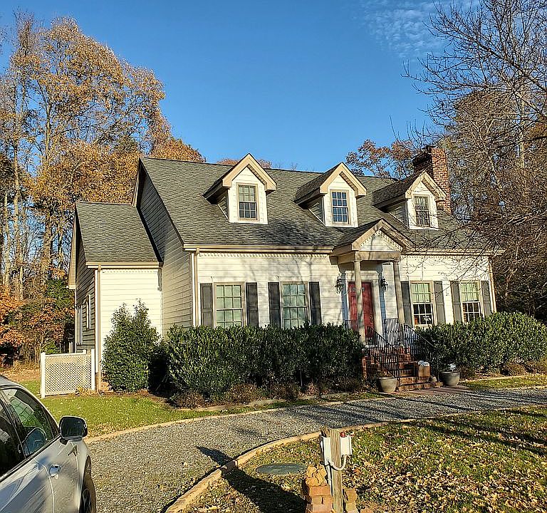 3 bdrm, 2 1/2 ba hse.