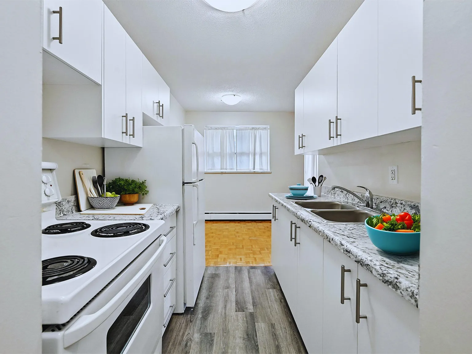 Centennial Court Apartments — Photo 1