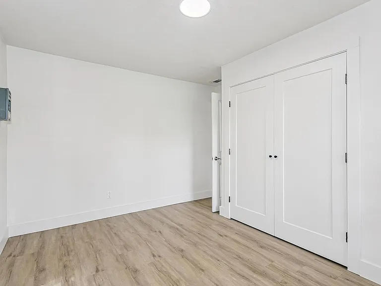 206 Edison Dr — Photo 12