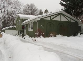 721 NW Holcomb Dr, Mundelein, IL