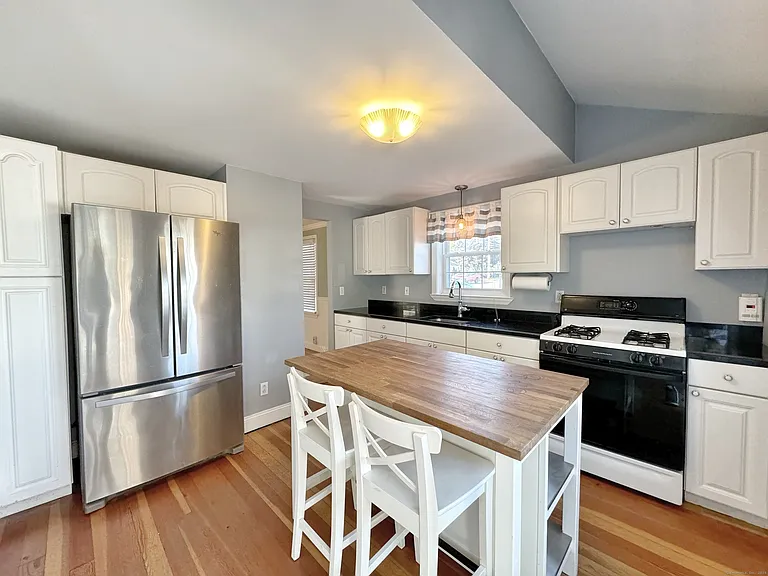 84 Sunnyridge Ave — Photo 1